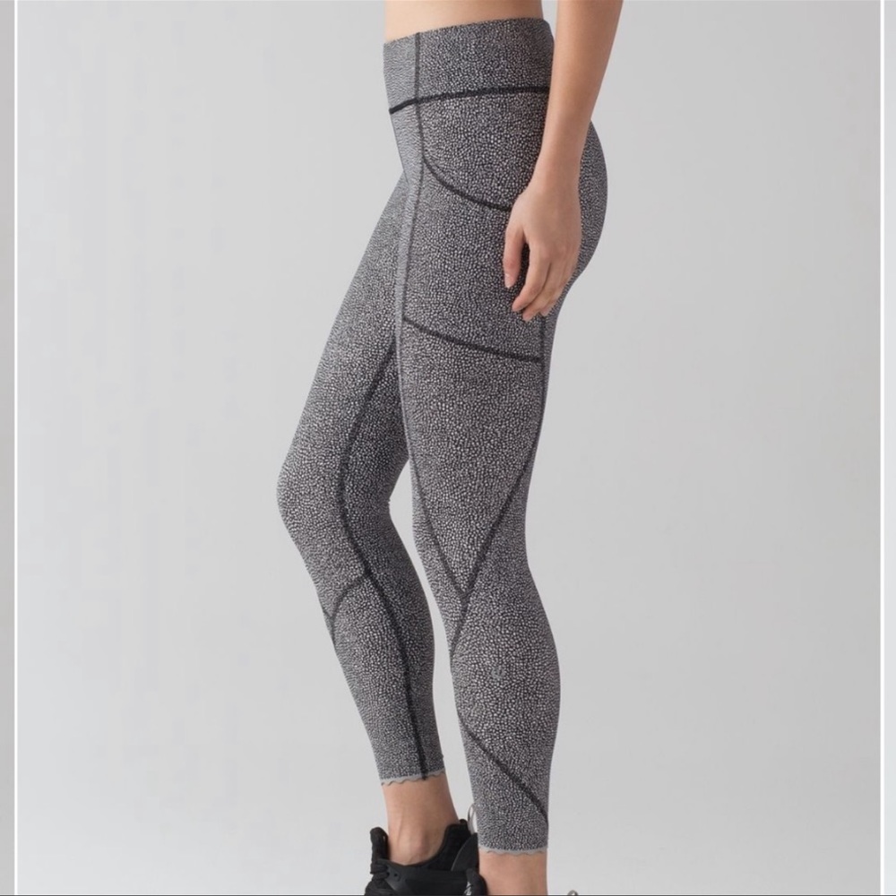 Lululemon Tight Stuff Tight II
Chakra Print Alpine White Black 10